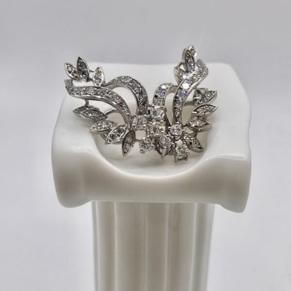 Pendientes vintage de los años 50 en oro blanco de 18 quilates y diamantes naturales.