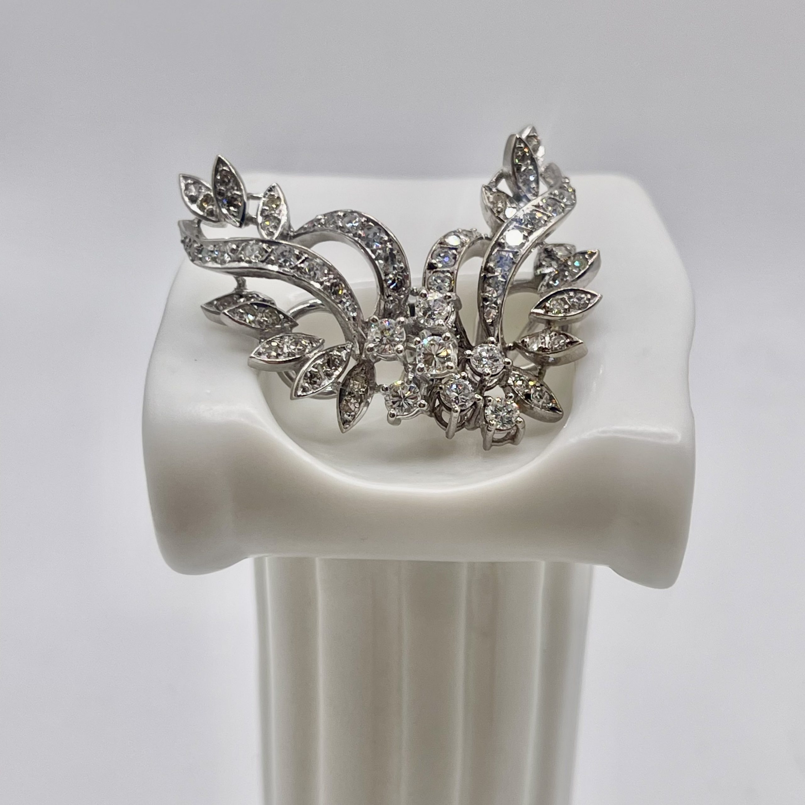 Pendientes vintage de los años 50 en oro blanco de 18 quilates y diamantes naturales.