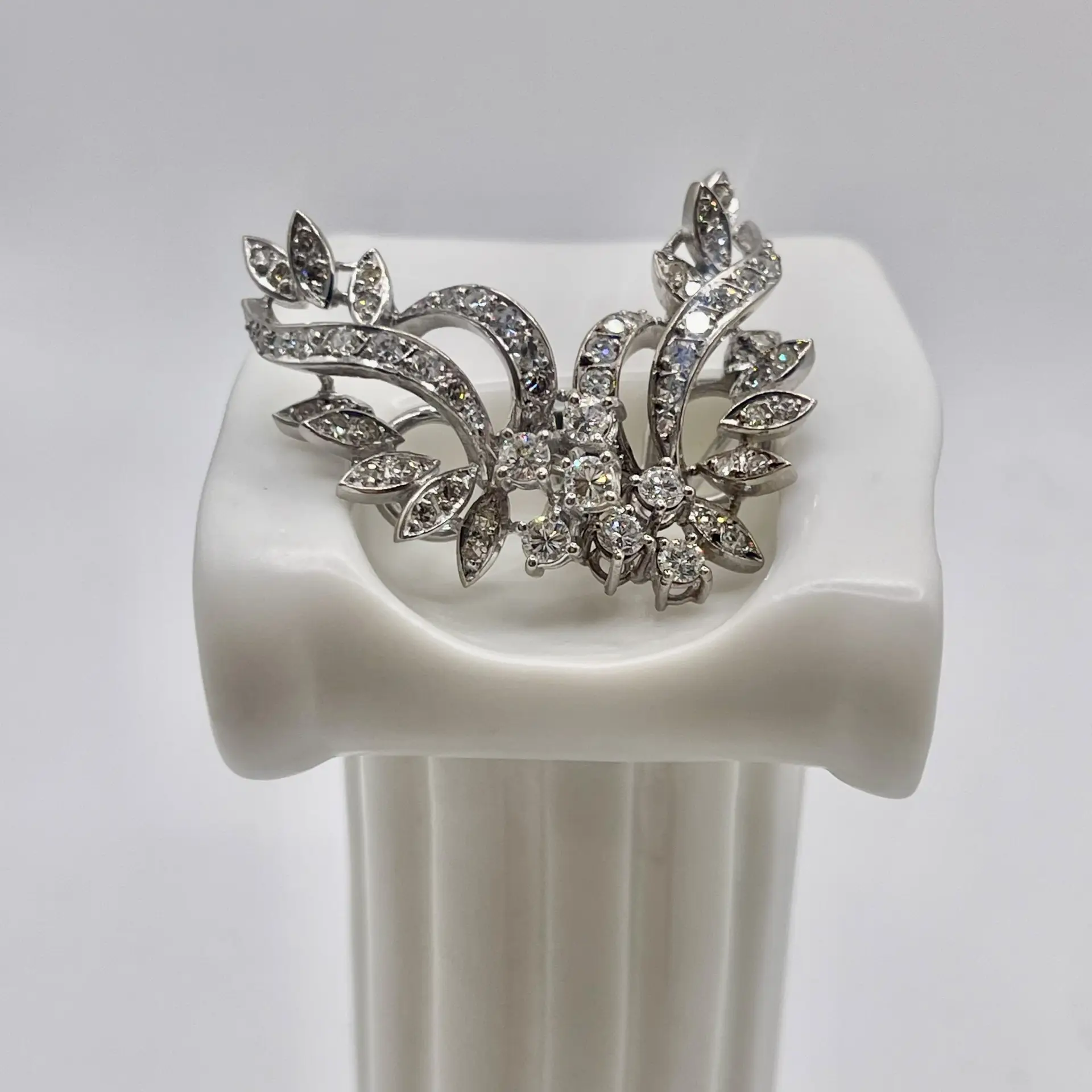 Pendientes vintage de los años 50 en oro blanco de 18 quilates y diamantes naturales.