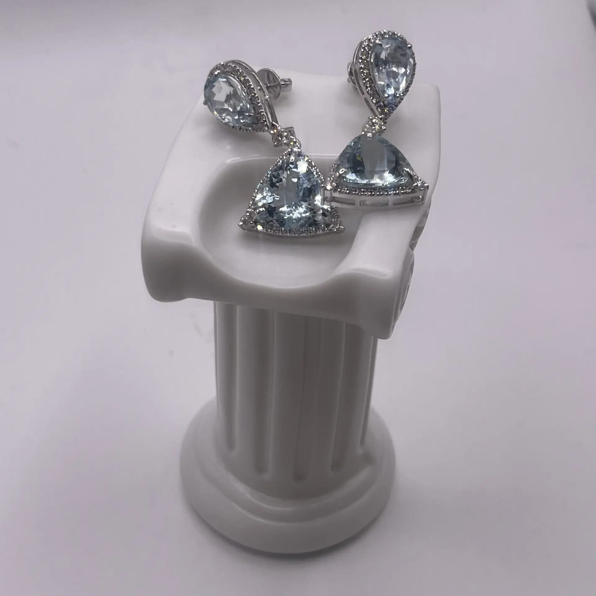 Pendientes de aguamarina y diamantes en oro blanco de 18 quilates