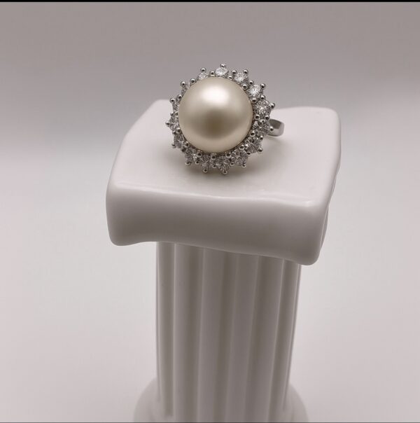 Anillo de perla australiana y diamantes, una joya exclusiva de elegancia clásica, brillo nacarado y lujo atemporal.