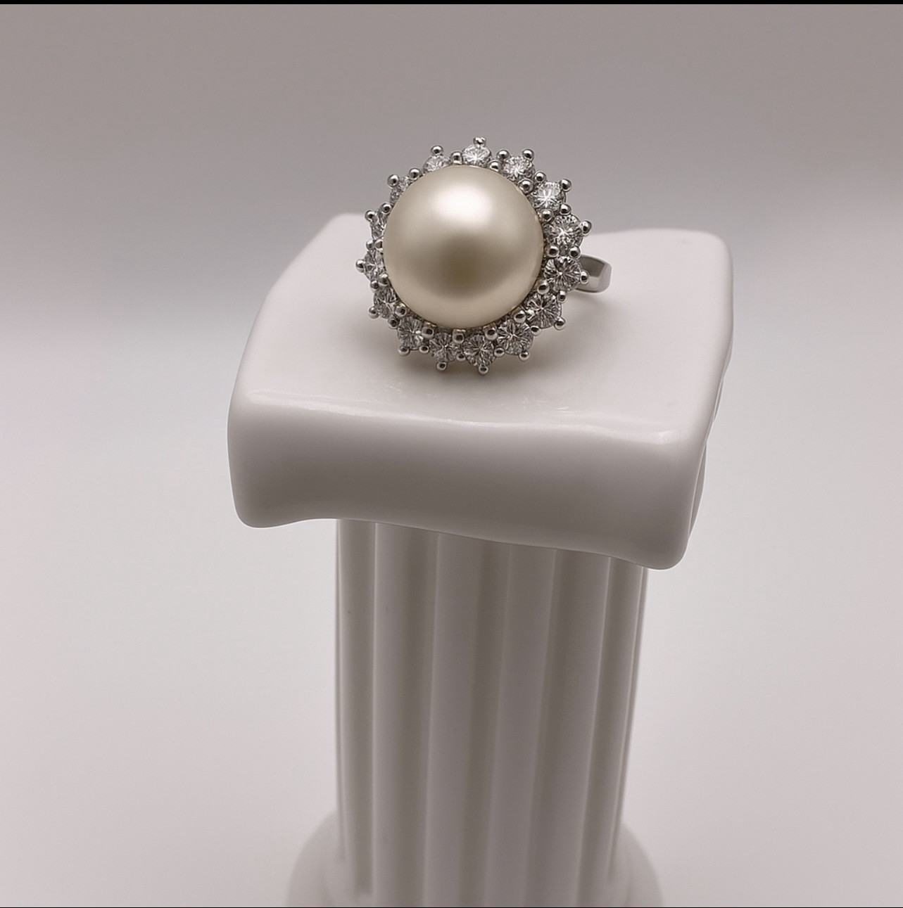 Anillo de perla australiana y diamantes, una joya exclusiva de elegancia clásica, brillo nacarado y lujo atemporal.