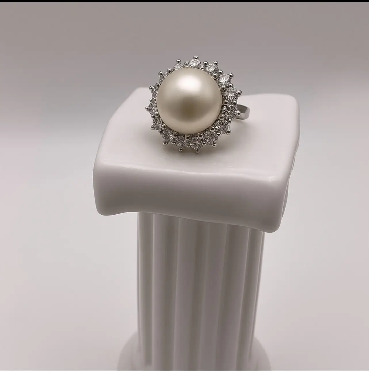 Anillo de perla australiana y diamantes, una joya exclusiva de elegancia clásica, brillo nacarado y lujo atemporal.