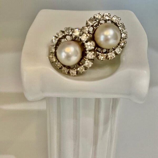 Pendientes vintage de perlas y diamantes con un diseño clásico y sofisticado. Una joya atemporal que combina el brillo del diamante con la elegancia natural de la perla