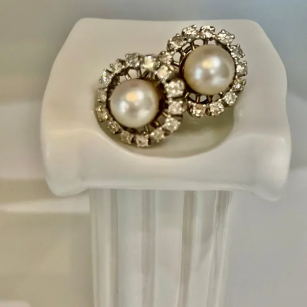Pendientes vintage de perlas y diamantes con un diseño clásico y sofisticado. Una joya atemporal que combina el brillo del diamante con la elegancia natural de la perla