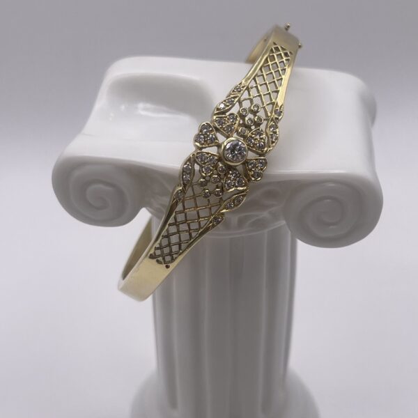 Pendientes vintage de perlas y diamantes con un diseño clásico y elegante, donde el brillo del diamante realza la belleza natural de la perla.