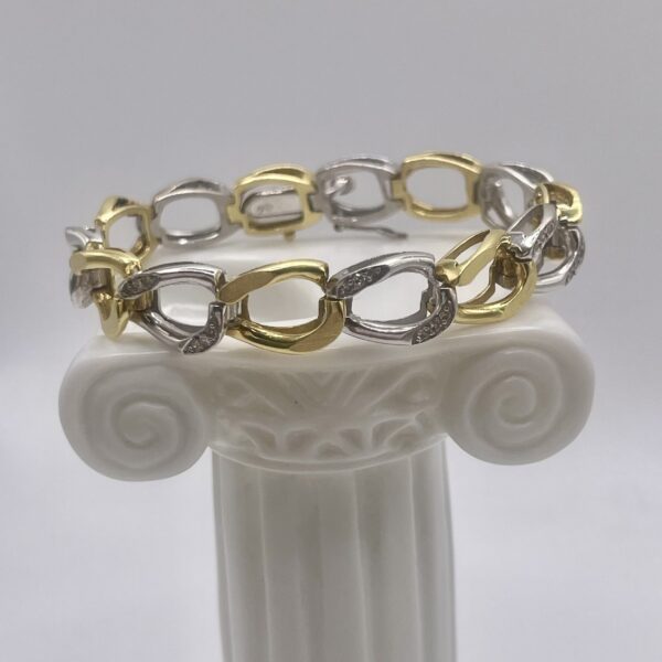 Pulsera vintage bicolor de oro y diamantes con diseño entrelazado y brillo sutil.