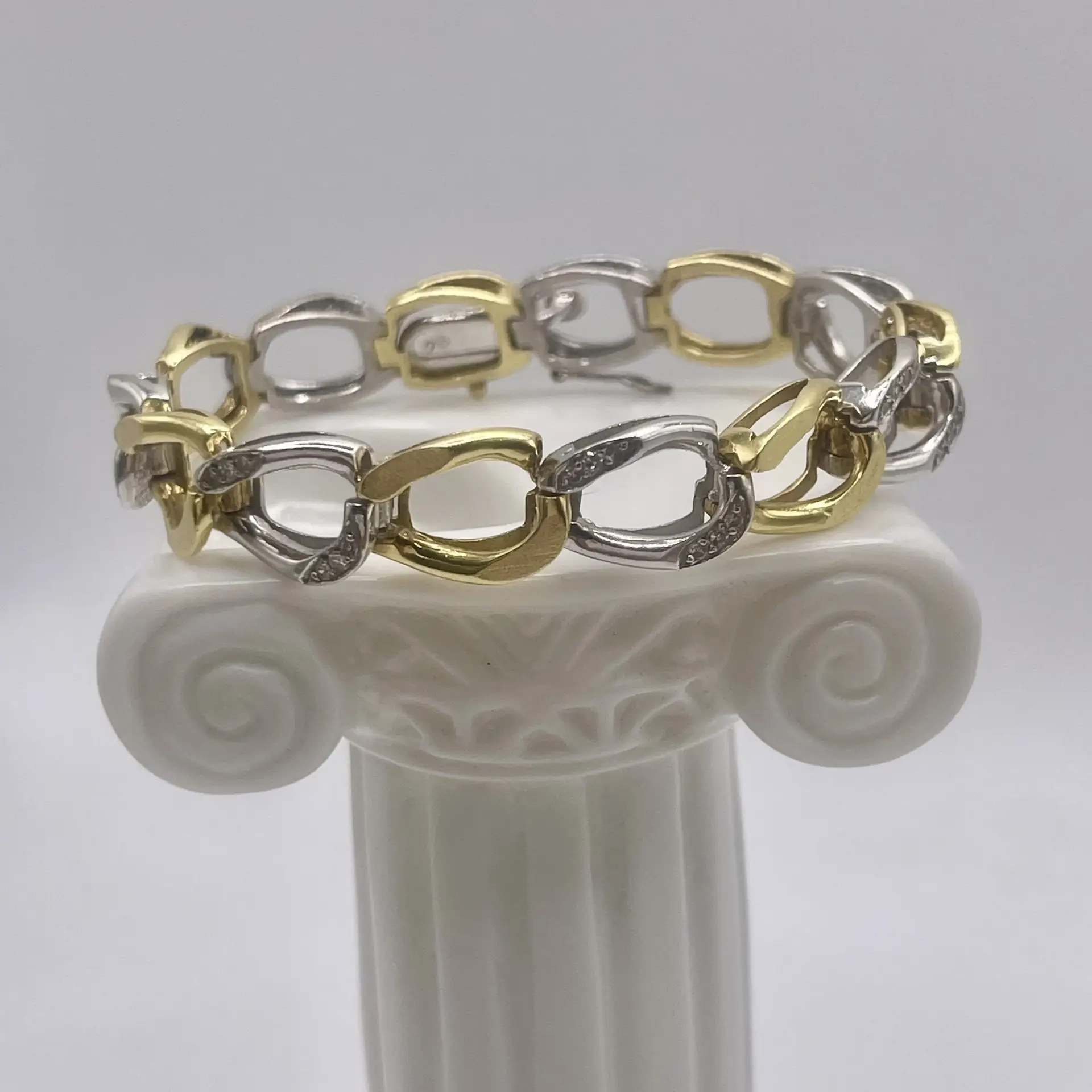 Pulsera vintage bicolor de oro y diamantes con diseño entrelazado y brillo sutil.