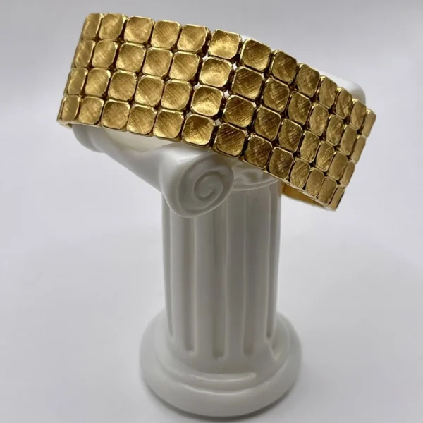 Pulsera vintage de oro 18K años 60, una joya imponente de diseño geométrico que combina elegancia retro, presencia y distinción.