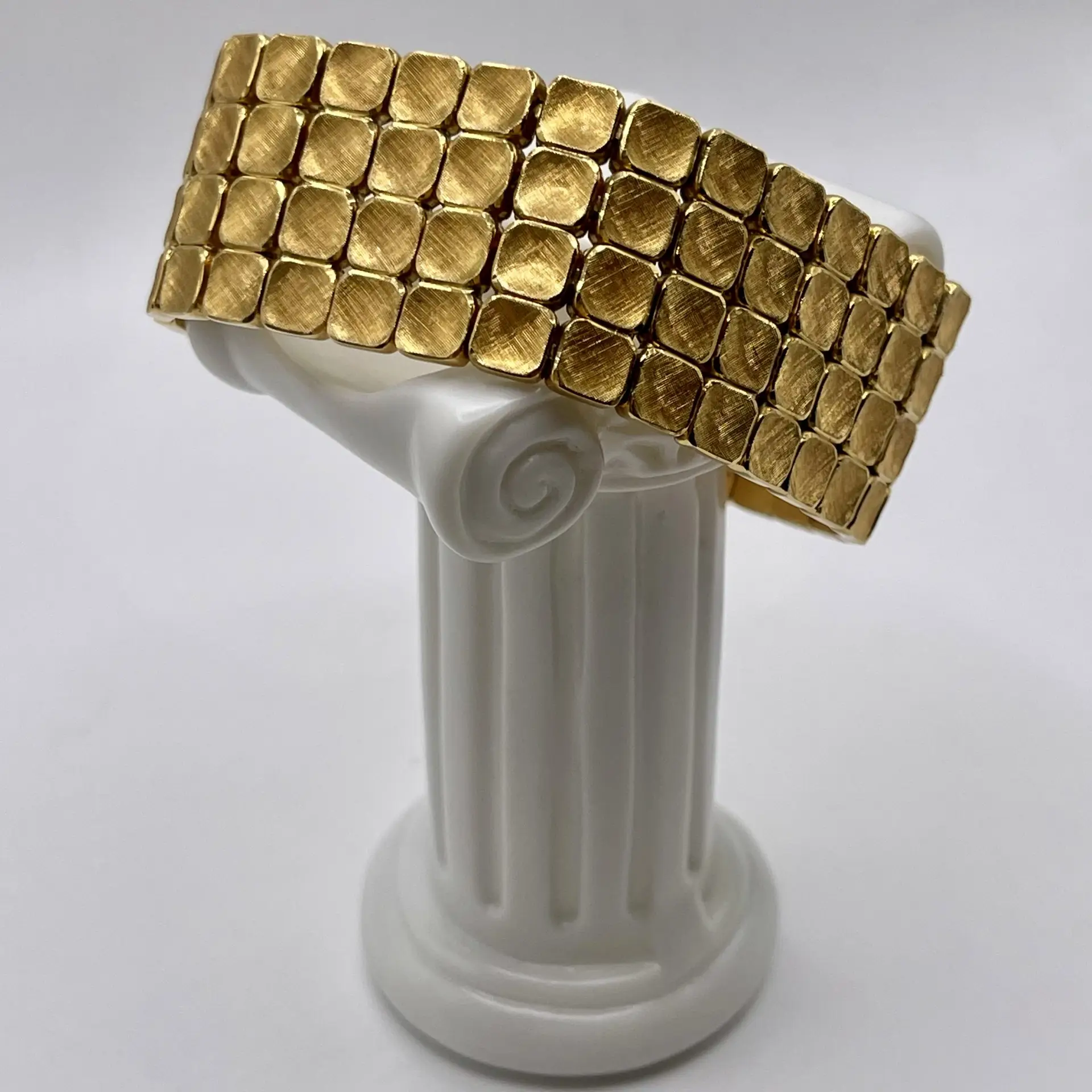 Pulsera vintage de oro 18K años 60, una joya imponente de diseño geométrico que combina elegancia retro, presencia y distinción.