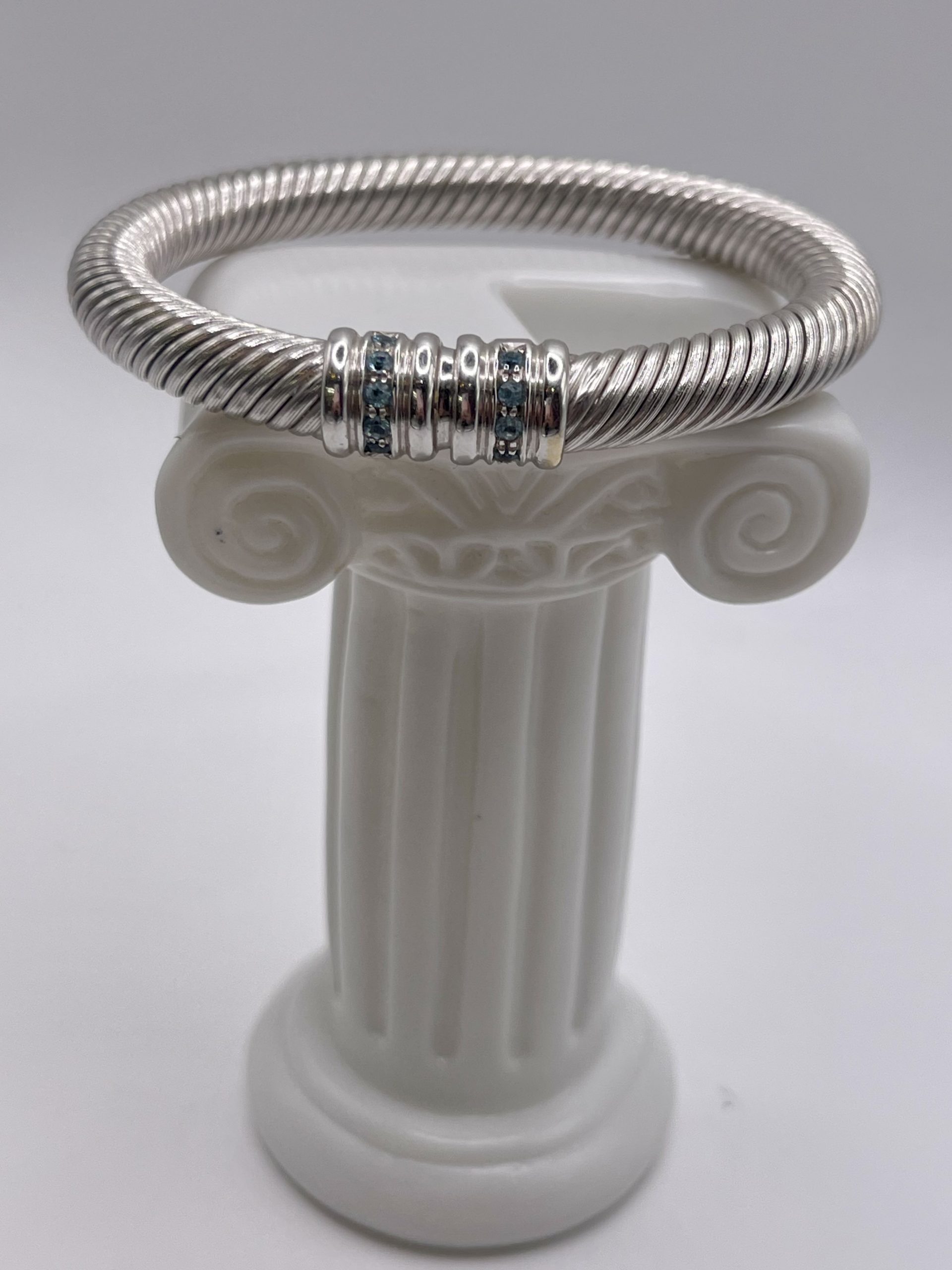 Pulsera rígida de oro blanco 18K, diseño sofisticado con piedras azules que aporta carácter, estilo y elegancia atemporal.