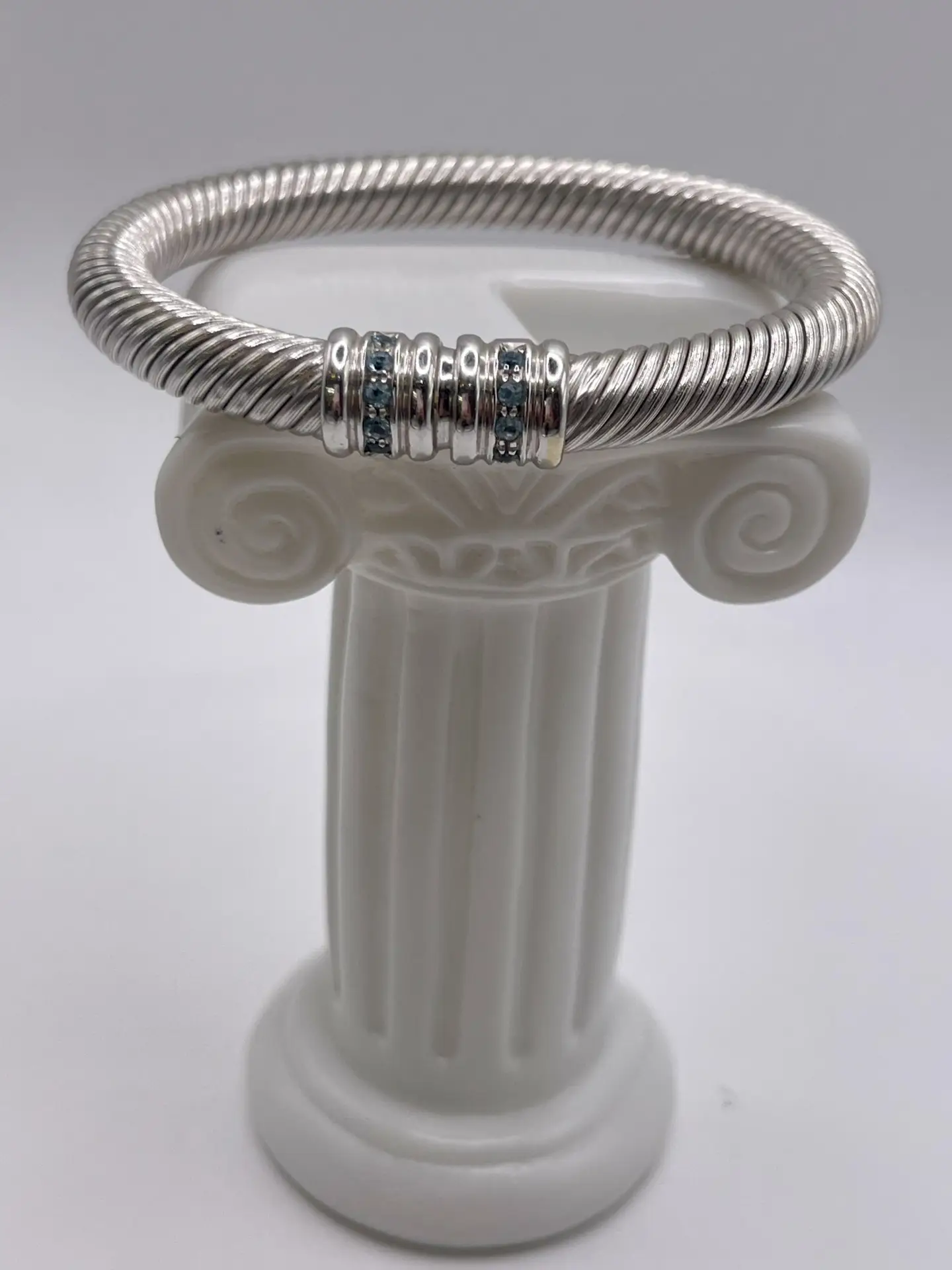 Pulsera rígida de oro blanco 18K, diseño sofisticado con piedras azules que aporta carácter, estilo y elegancia atemporal.