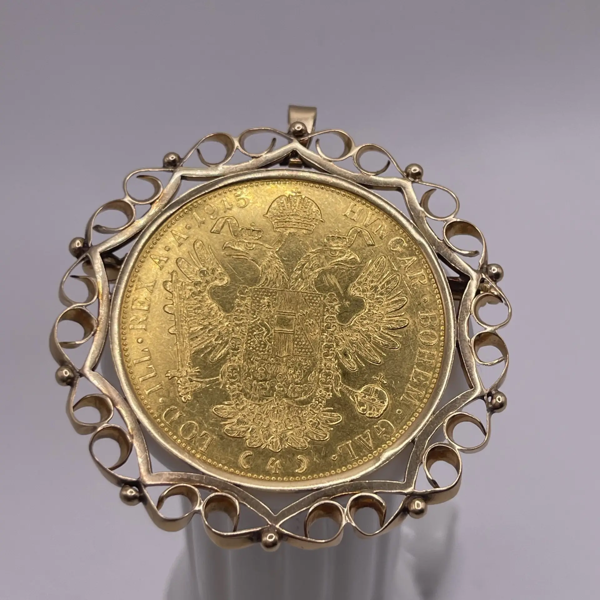 Broche vintage con moneda austrohúngara de 1915, una joya con historia y carácter, ideal para coleccionistas y amantes de piezas únicas.