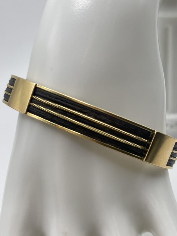 Pulsera de oro con pelo de elefante, una joya artesanal con fuerte simbolismo que transmite carácter, tradición y elegancia