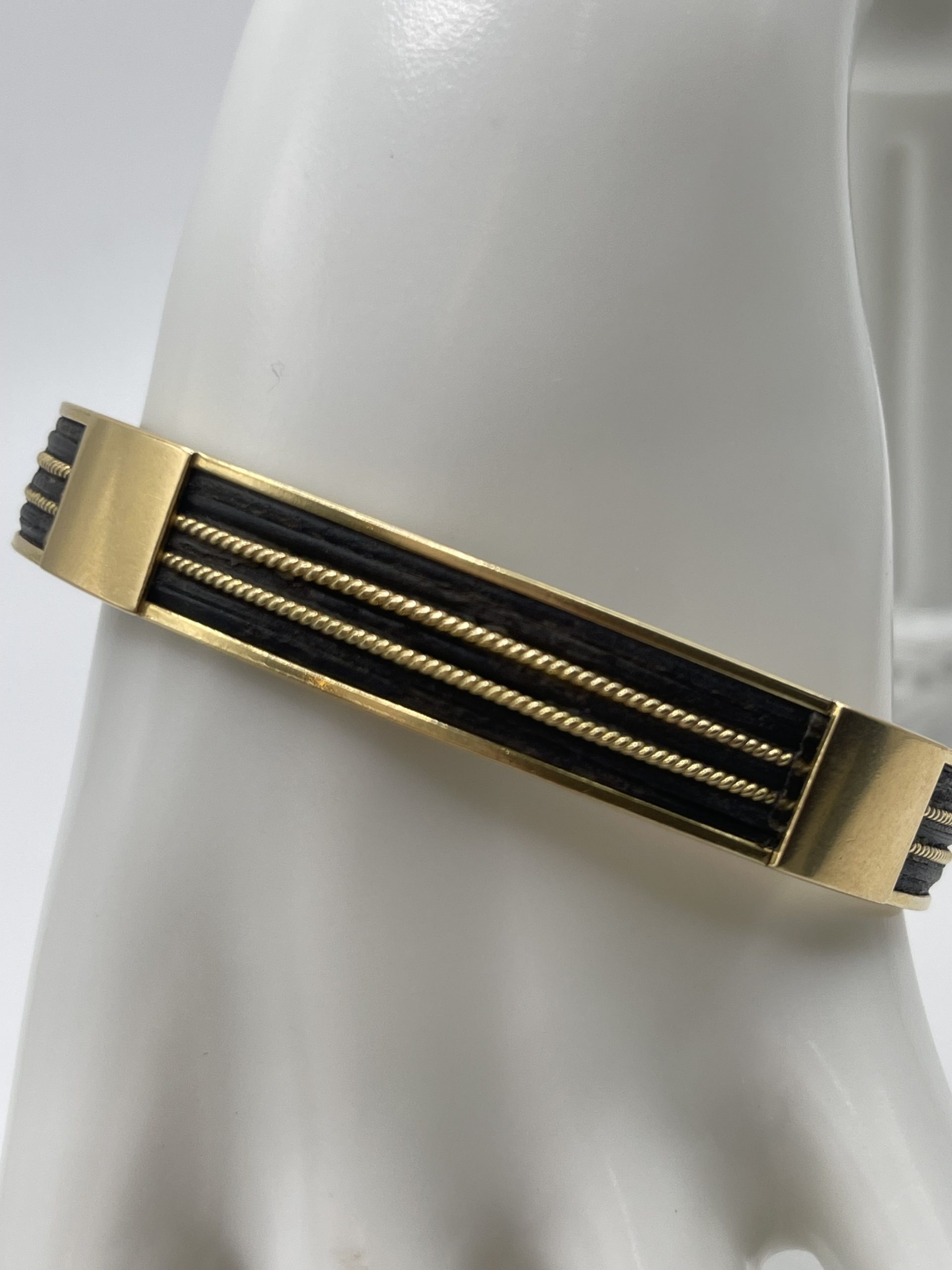 Pulsera de oro con pelo de elefante, una joya artesanal con fuerte simbolismo que transmite carácter, tradición y elegancia