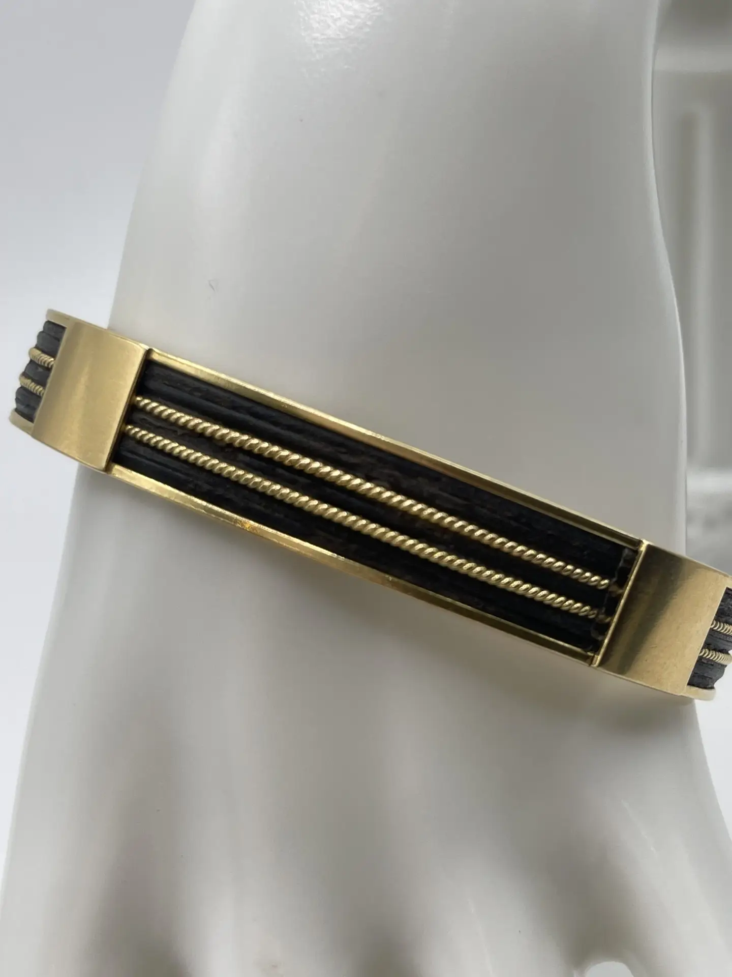 Pulsera de oro con pelo de elefante, una joya artesanal con fuerte simbolismo que transmite carácter, tradición y elegancia