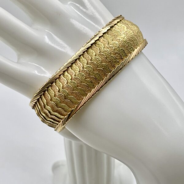 Pulsera vintage de oro con textura escamada, una joya antigua de gran presencia que combina carácter, elegancia y diseño atemporal.