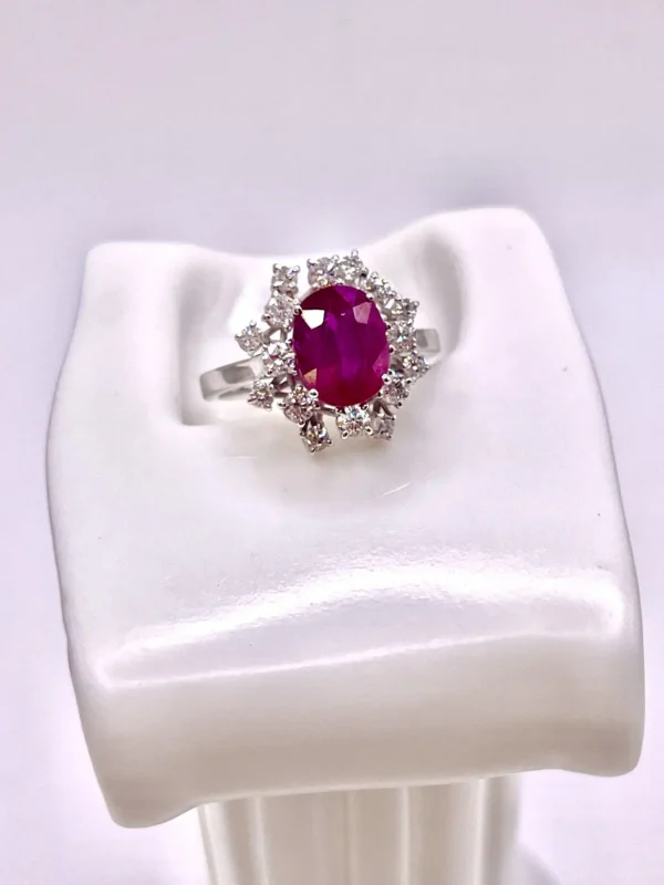Anillo de rubí natural y diamantes en oro blanco. Joya antigua elegante con rubí de 2,7 quilates.