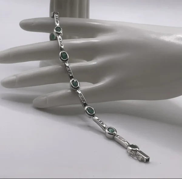 Pulsera de esmeraldas y diamantes en oro blanco 18K, una joya vintage llena de elegancia, brillo y distinción para lucir hoy y siempre.