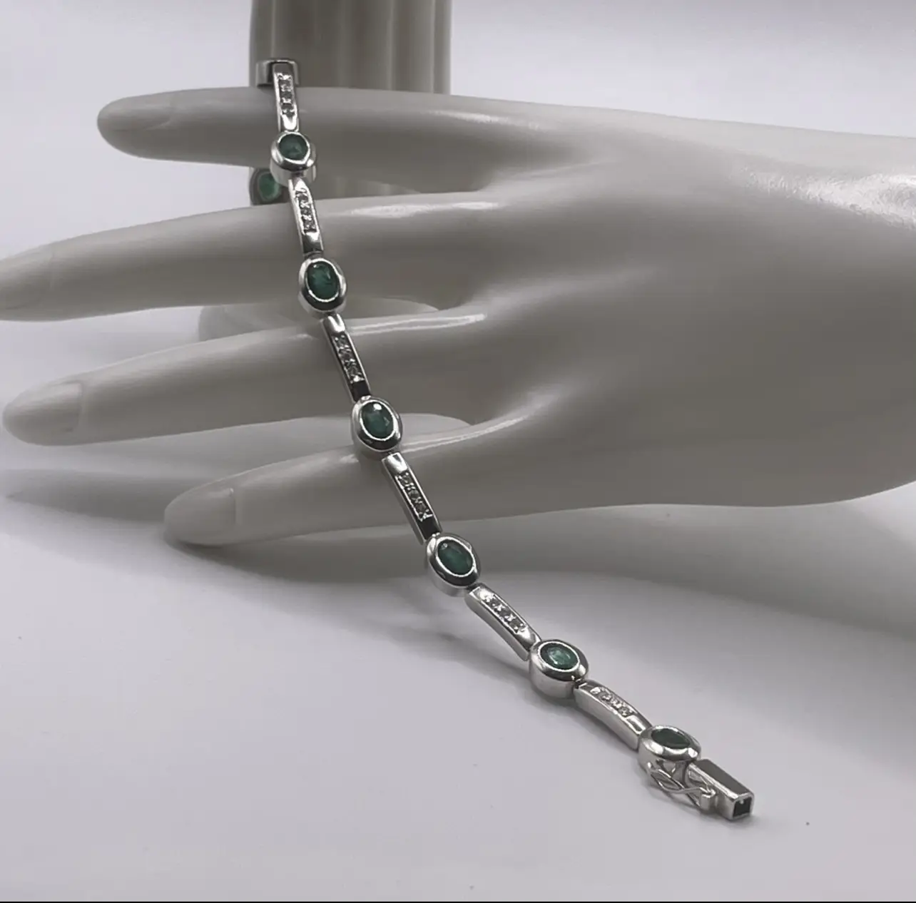 Pulsera de esmeraldas y diamantes en oro blanco 18K, una joya vintage llena de elegancia, brillo y distinción para lucir hoy y siempre.