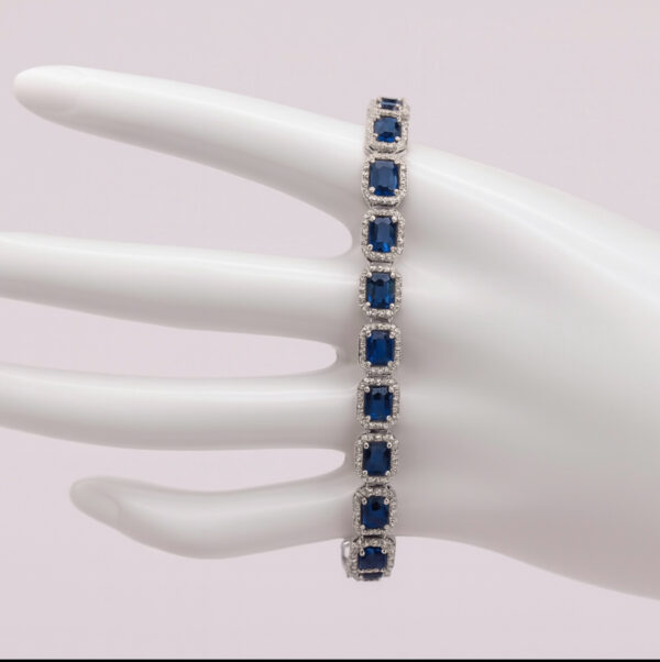 Pulsera Riviera de zafiros y brillantes en oro blanco, una joya sofisticada de azul intenso, luz y elegancia atemporal.