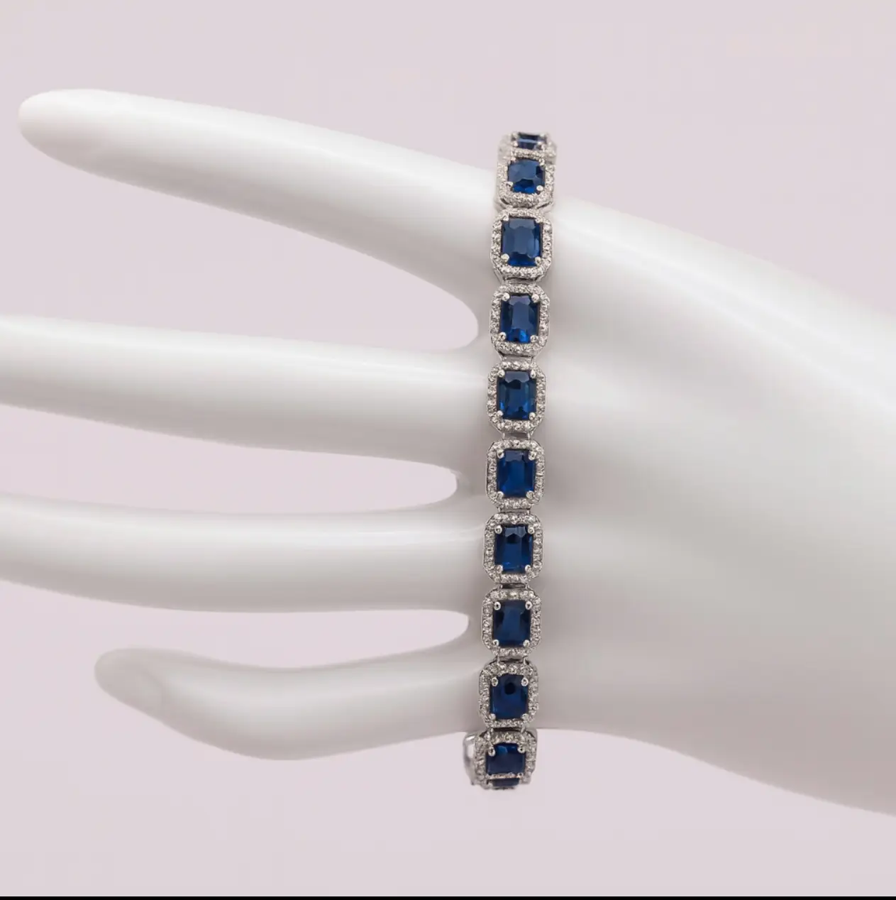 Pulsera Riviera de zafiros y brillantes en oro blanco, una joya sofisticada de azul intenso, luz y elegancia atemporal.