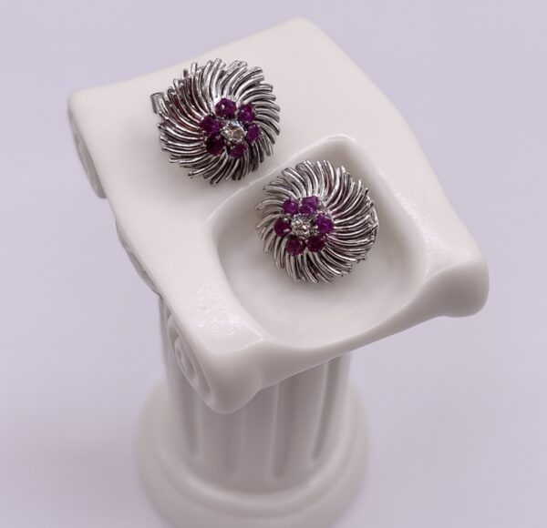 Pendientes de oro blanco con rubíes y diamantes, diseño floral elegante