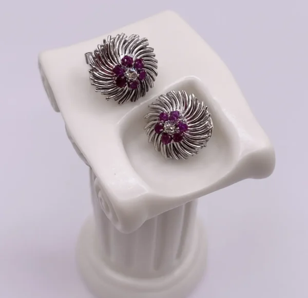 Pendientes de oro blanco con rubíes y diamantes, diseño floral elegante