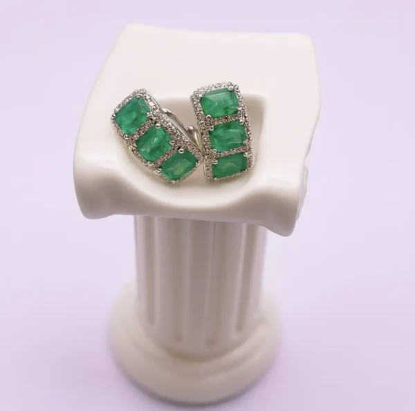 Pendientes de esmeraldas y diamantes en oro blanco, joya antigua elegante y luminosa