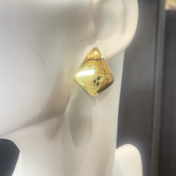 pendientes triangulares de oro están elaborados en oro de 18 quilates