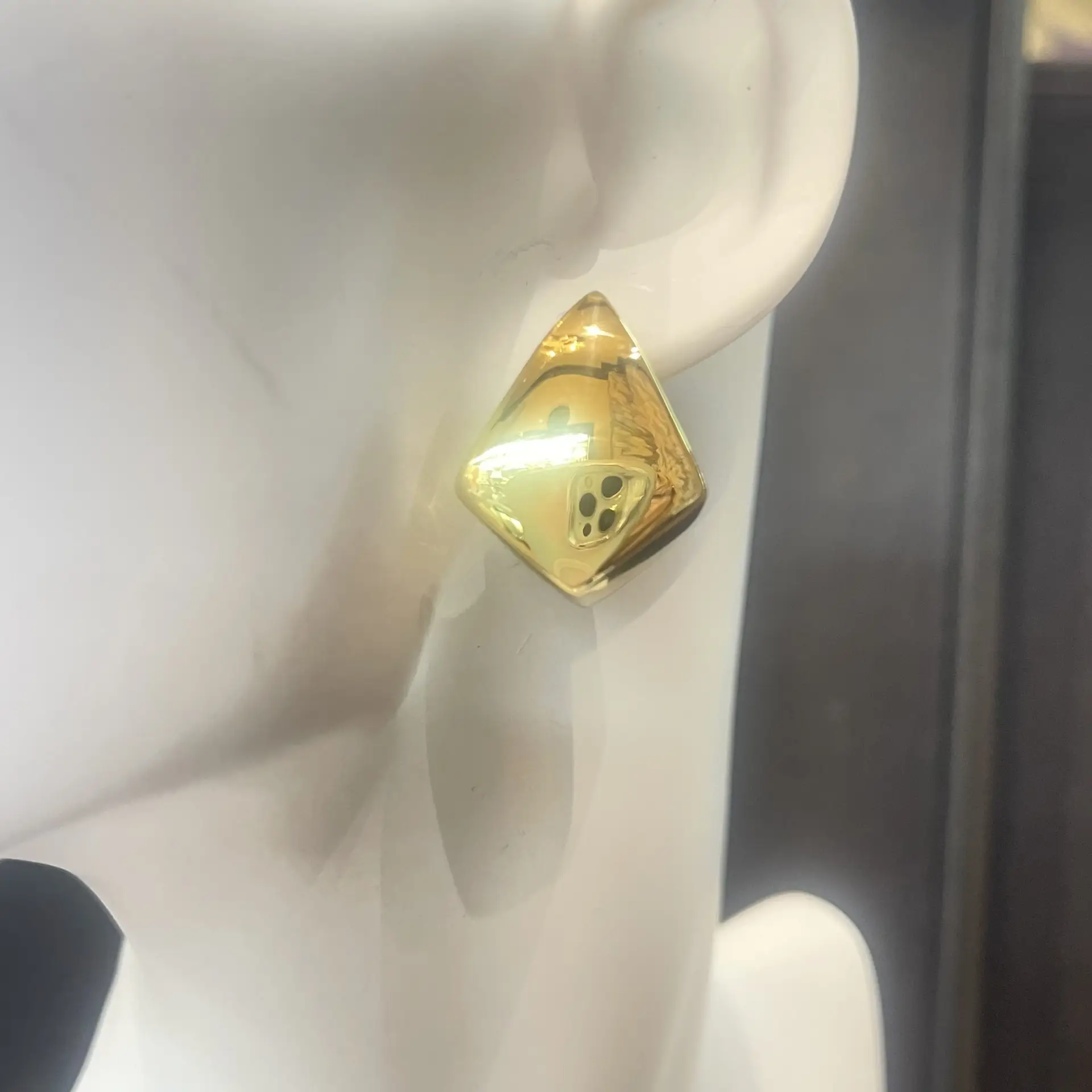 pendientes triangulares de oro están elaborados en oro de 18 quilates