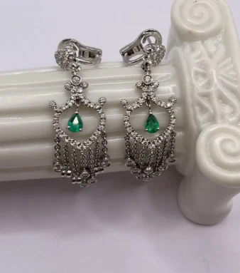 Pendientes de oro con diamantes y esmeralda
