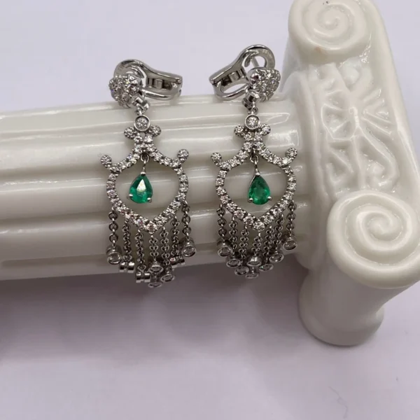Pendientes de oro con diamantes y esmeralda