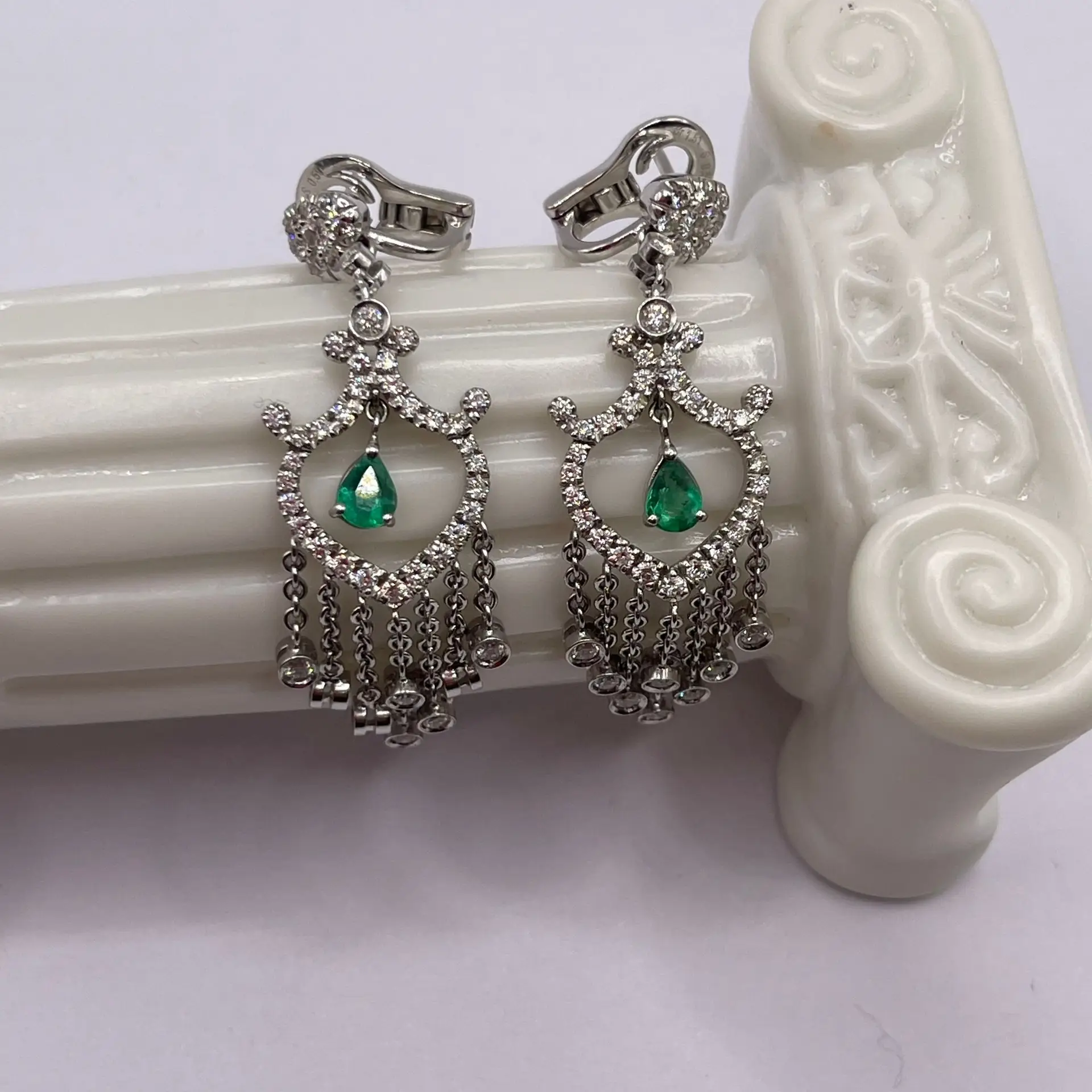 Pendientes de oro con diamantes y esmeralda