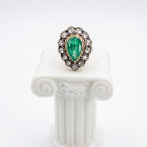 SORTIJA ANTIGUA DE ESMERALDAS CON ORLA DE DIAMANTES