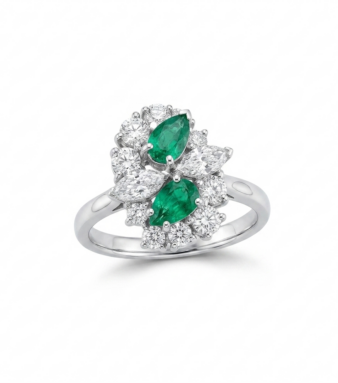 Sortija de oro blanco con esmeralda y diamantes que fusiona la belleza de dos piedras preciosas excepcionales.