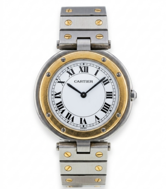Reloj Ronde con emblemáticos números romanos, elegantes agujas azules en forma de espada y distintivo cabujón de zafiro que aporta un acabado refinado