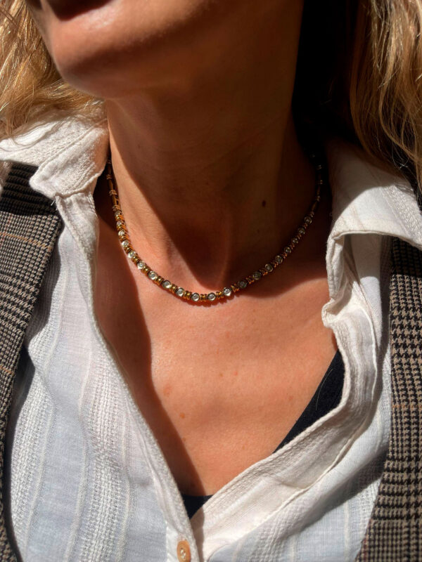 Delicada gargantilla de oro con diamantes, un diseño sencillo y elegante perfecto para combinar con todo tipo de atuendos.