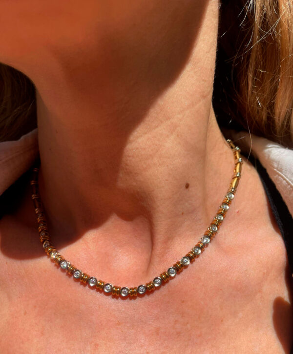 Gargantilla de oro con diamantes de estilo refinado y versátil.