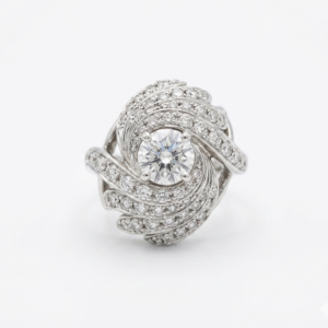 Sortija espiral de oro blanco con diamante
