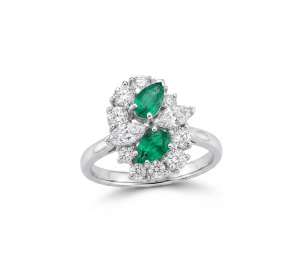 Sortija de oro blanco con esmeralda y diamantes que fusiona la belleza de dos piedras preciosas excepcionales.