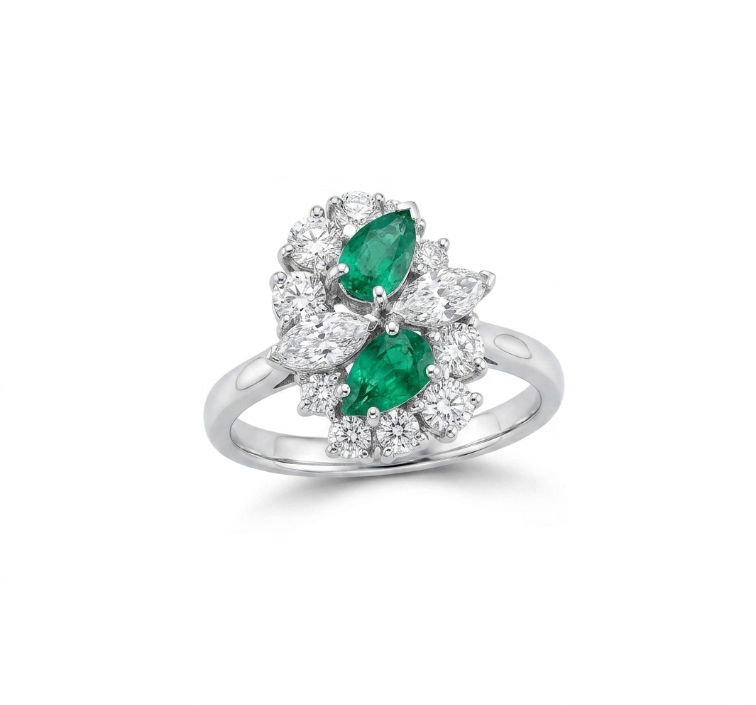 Sortija de oro blanco con esmeralda y diamantes que fusiona la belleza de dos piedras preciosas excepcionales.