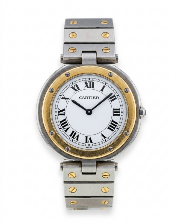 Reloj Ronde con emblemáticos números romanos, elegantes agujas azules en forma de espada y distintivo cabujón de zafiro que aporta un acabado refinado