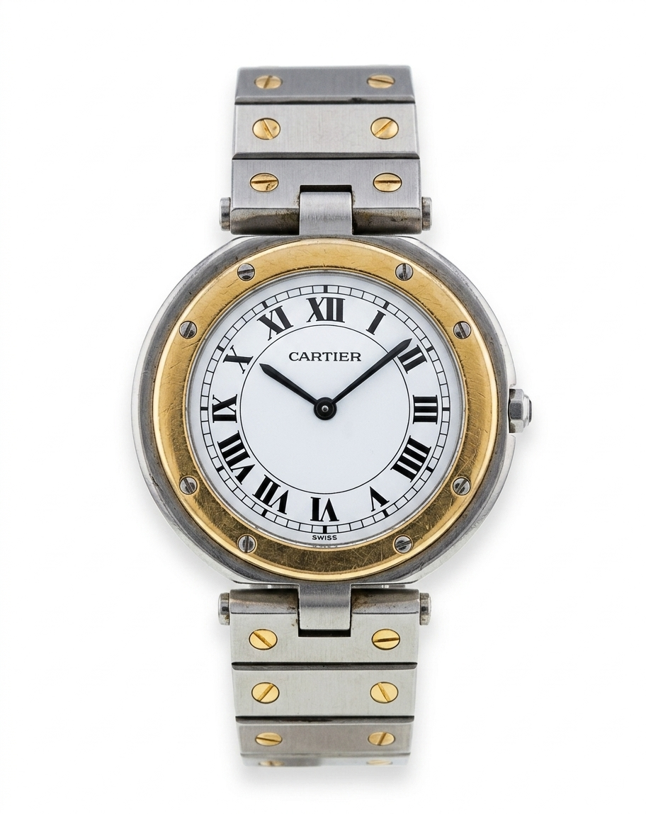 Reloj Ronde con emblemáticos números romanos, elegantes agujas azules en forma de espada y distintivo cabujón de zafiro que aporta un acabado refinado