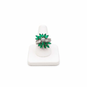Anillo de esmeraldas y diamantes baguette en oro blanco de 18K