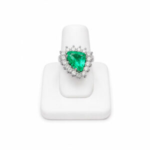 Sortija de esmeralda triangular y diamantes en oro blanco de 18K