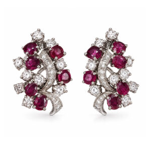 Pendientes de oro blanco de 18 quilates con diamantes y rubíes naturales.